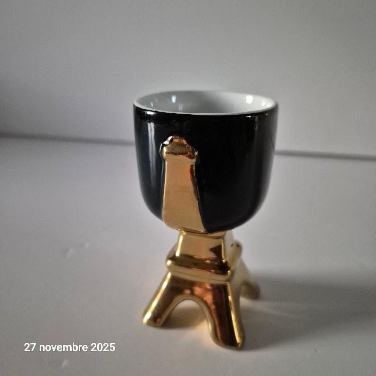La Tour Eiffel en coquetier,  porcelaine d’époque moderne, Envoi
