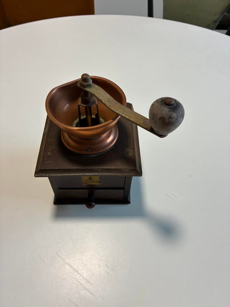 Koperen koffiemolen, Enlèvement