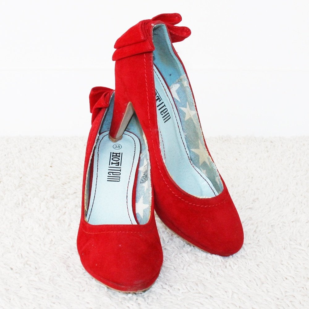 Magnifiques escarpins Hot Item en daim (taille 38) s21 €25,-, Rouge, Hot Item, Enlèvement ou Envoi, Escarpins