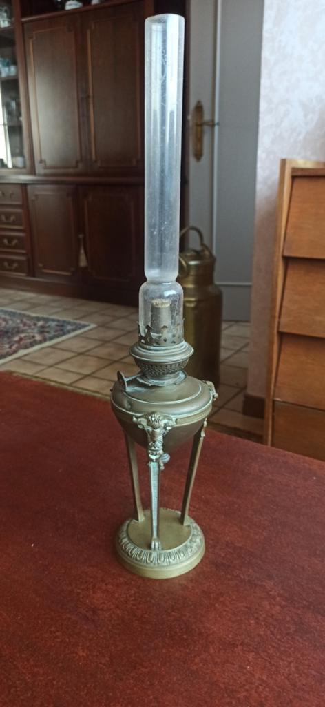 Mooie antieke olielamp met ramskoppen, Ophalen of Verzenden