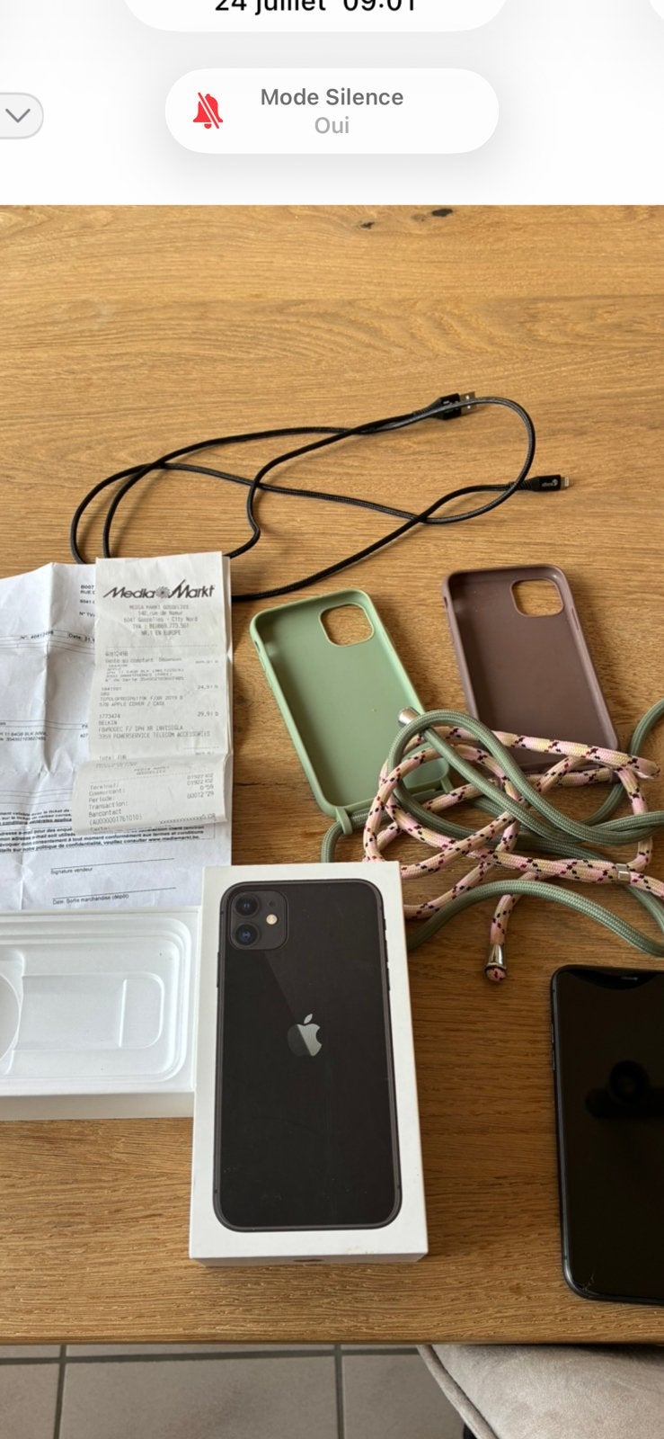 Iphone 11 64gb plus deux coques neuves plus facture, Enlèvement, Comme neuf, IPhone 11