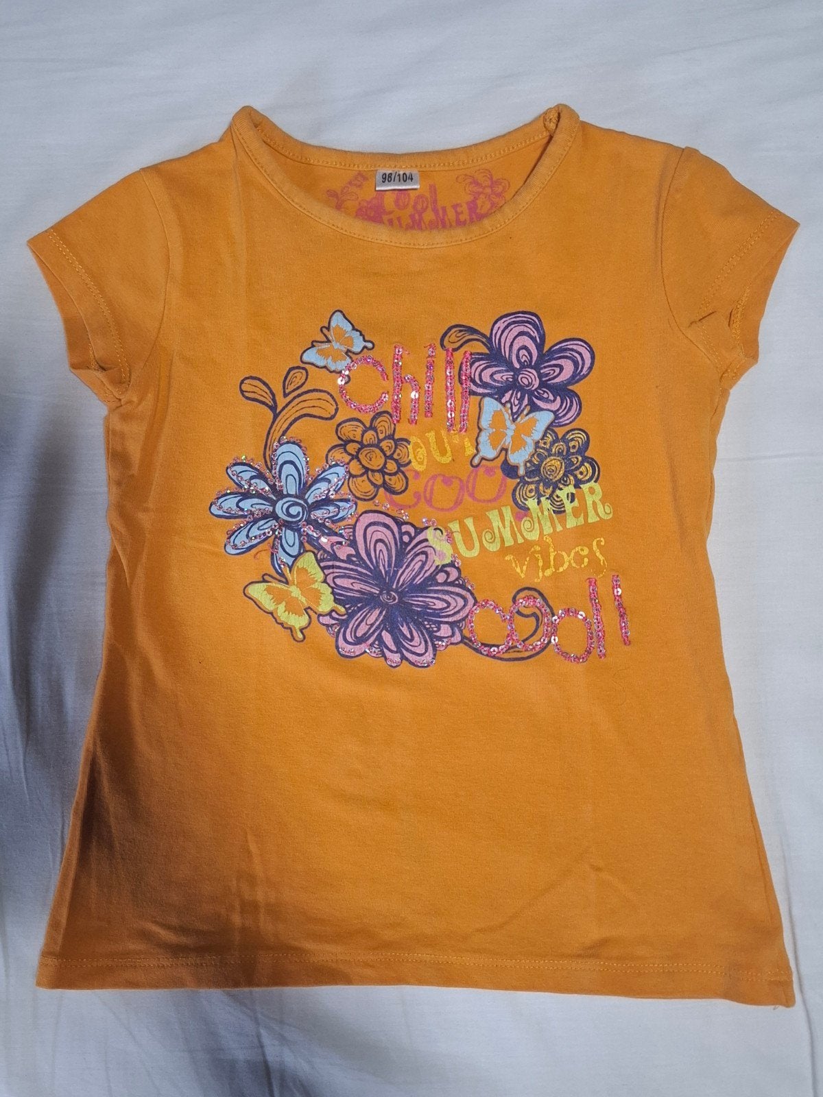 Oranje meisjes T-shirt met bloemen en vlinders – maat 98/104, Kinderen en Baby's, Summer Clothing, Meisje, Ophalen of Verzenden