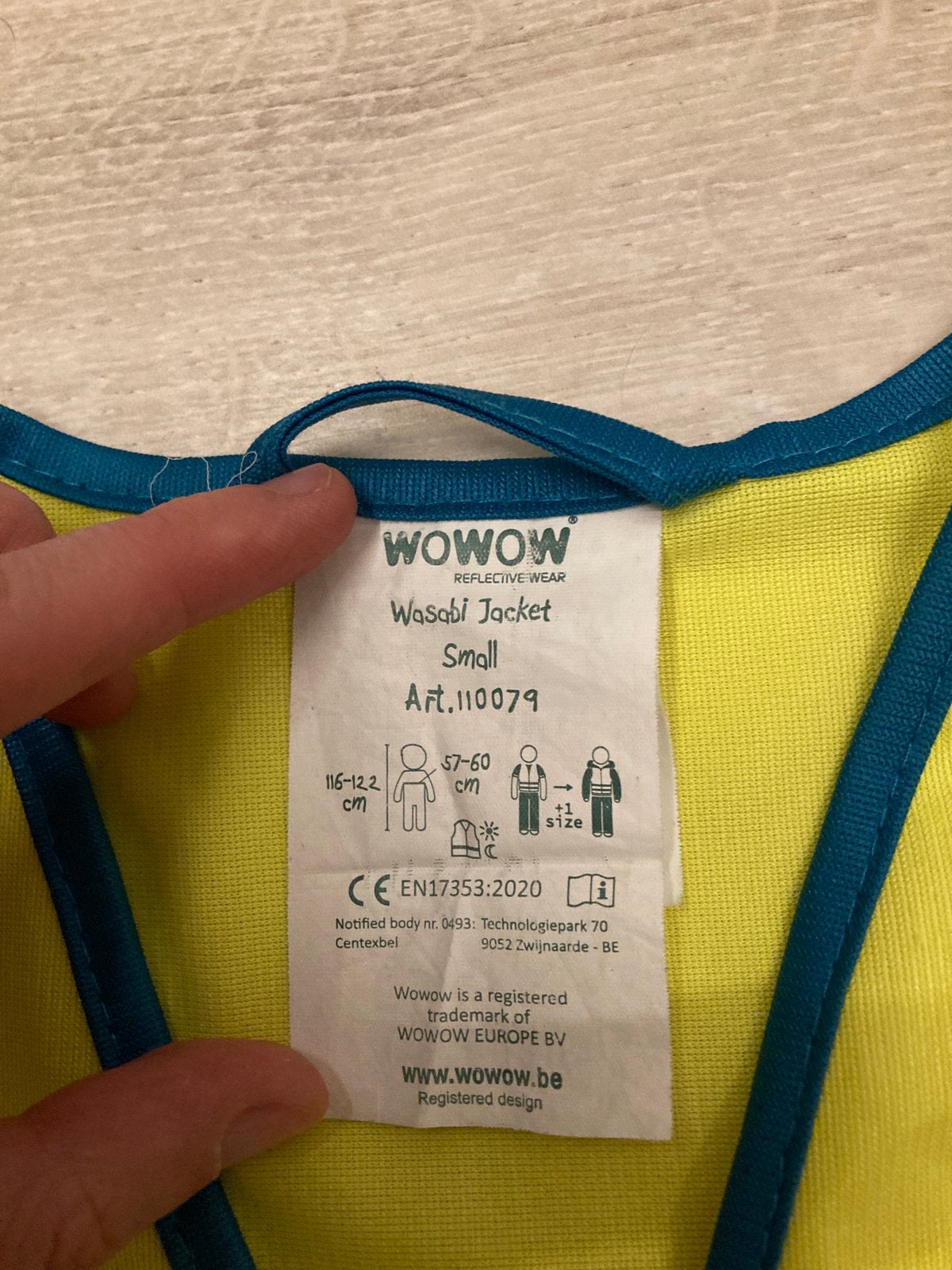 Fluo vestje kind  wowow - maat small, Kinderen en Baby's, Ophalen, Zo goed als nieuw