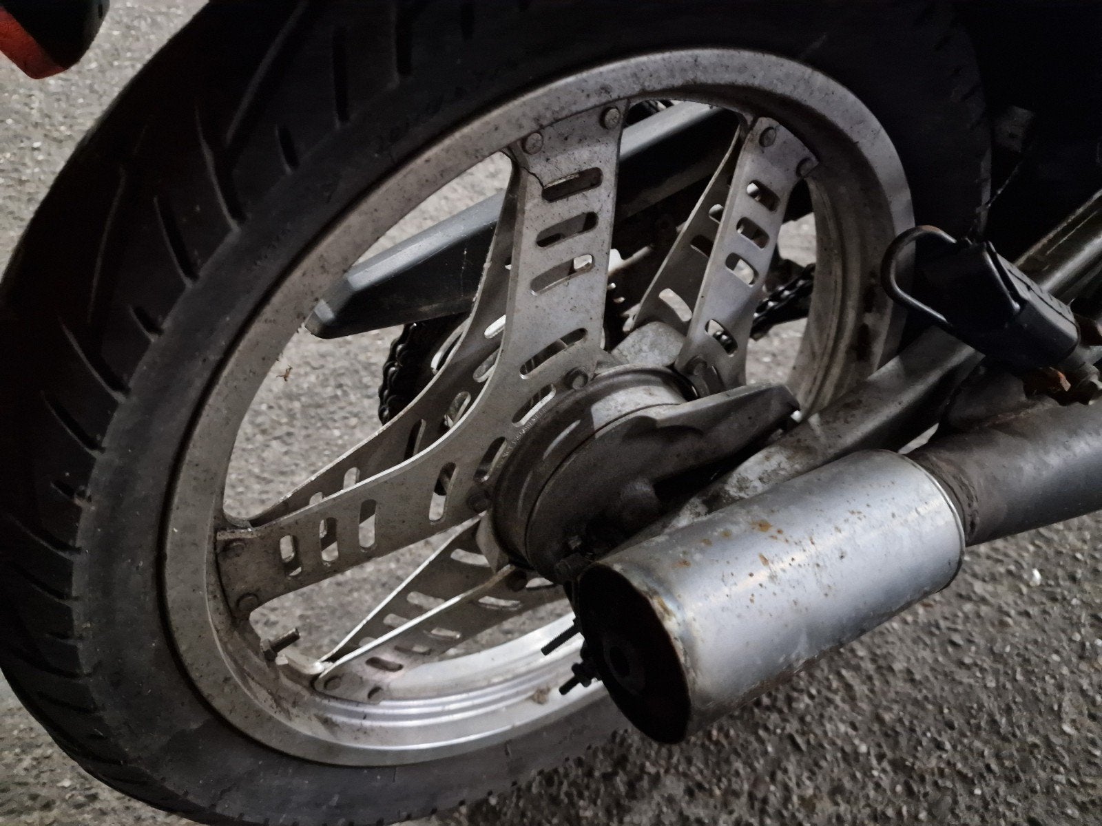 Honda MBX125 JC10 Uitlaat in goede staat.

Prijs 200,- inclu, Fietsen en Brommers, Ophalen of Verzenden, Uitlaat