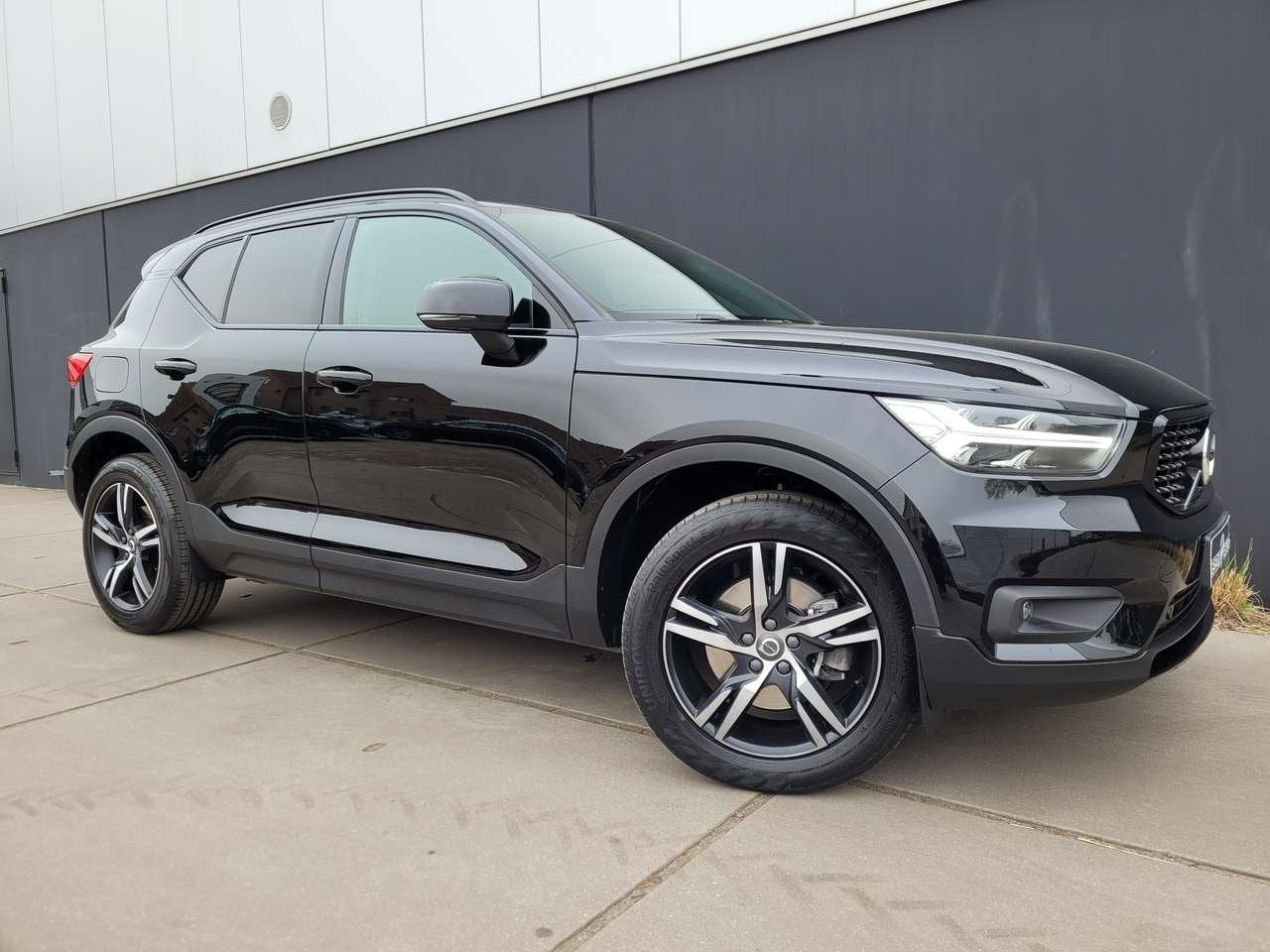 Volvo XC 40 2.0 T4 AUT. *R-DESIGN*ACC*HK SOUND*COMFORTZETEL, 4 cilinders, 1969 cc, 0 kg, Zwart