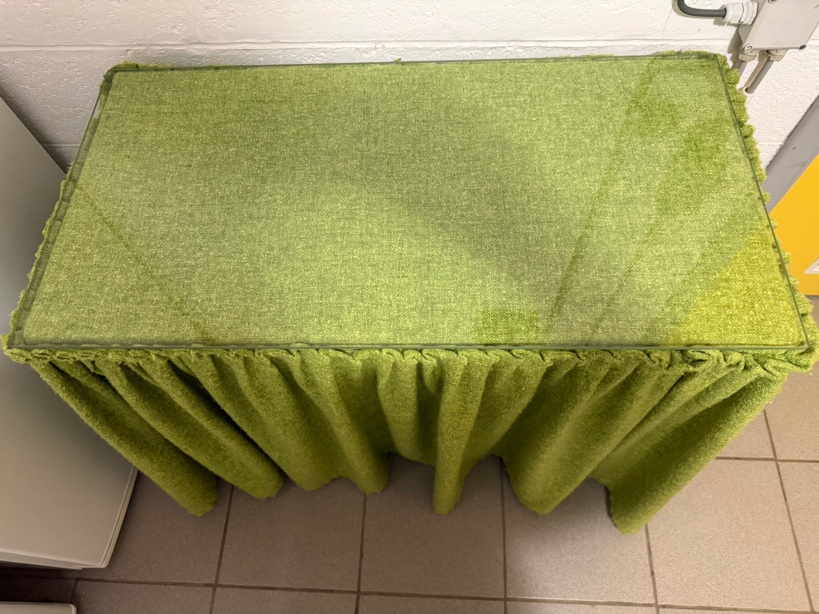 Table juponnée., Enlèvement, Comme neuf