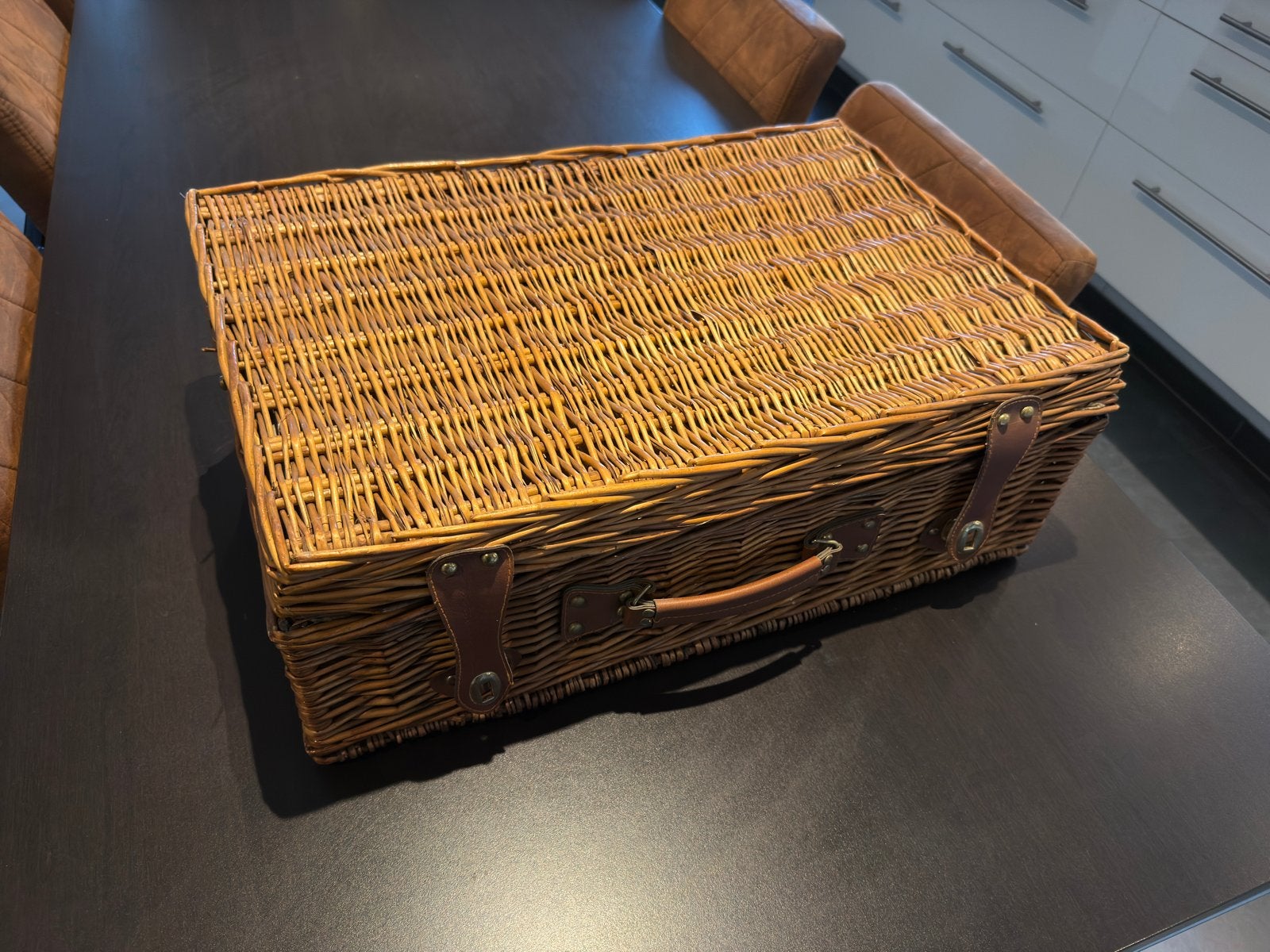 Nieuwe picknickmand/koffer inclusief complete inhoud, Ophalen, Zo goed als nieuw