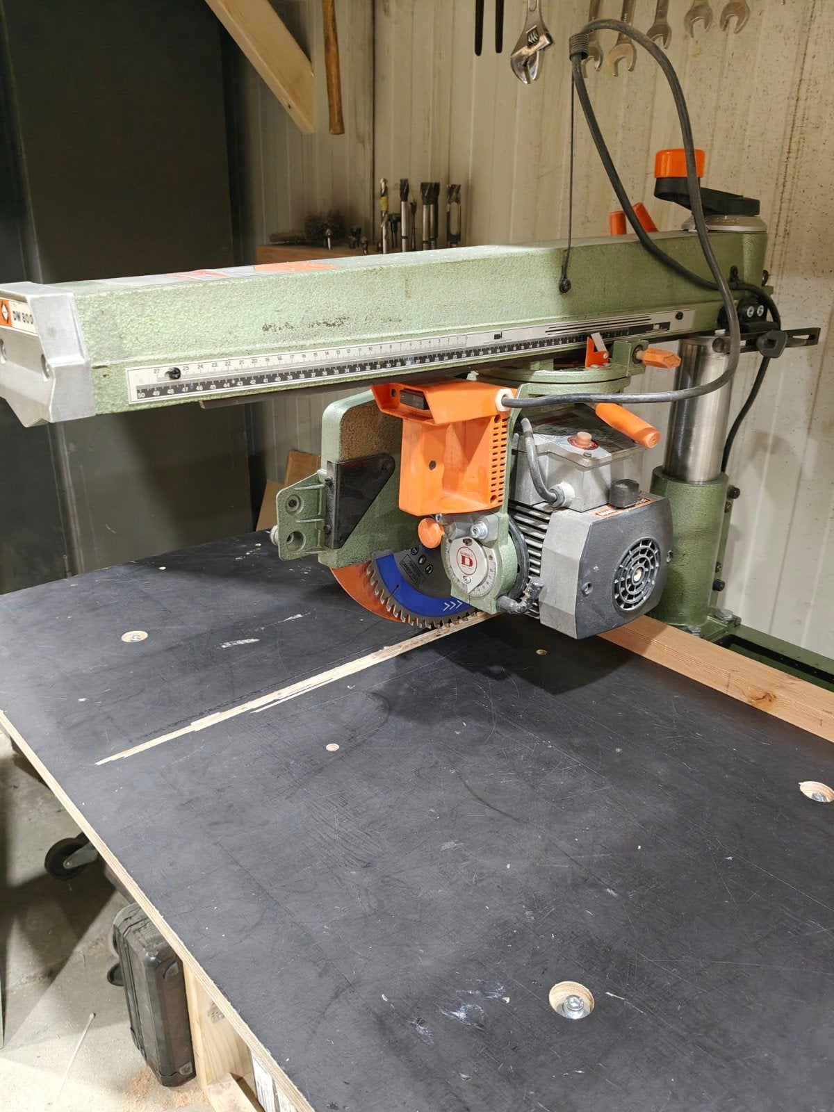 radiaalzaag dewalt 220V, Doe-het-zelf en Bouw, Gereedschap | Zaagmachines, Gebruikt, Afkortzaag, 1200 watt of meer, 70 mm of meer