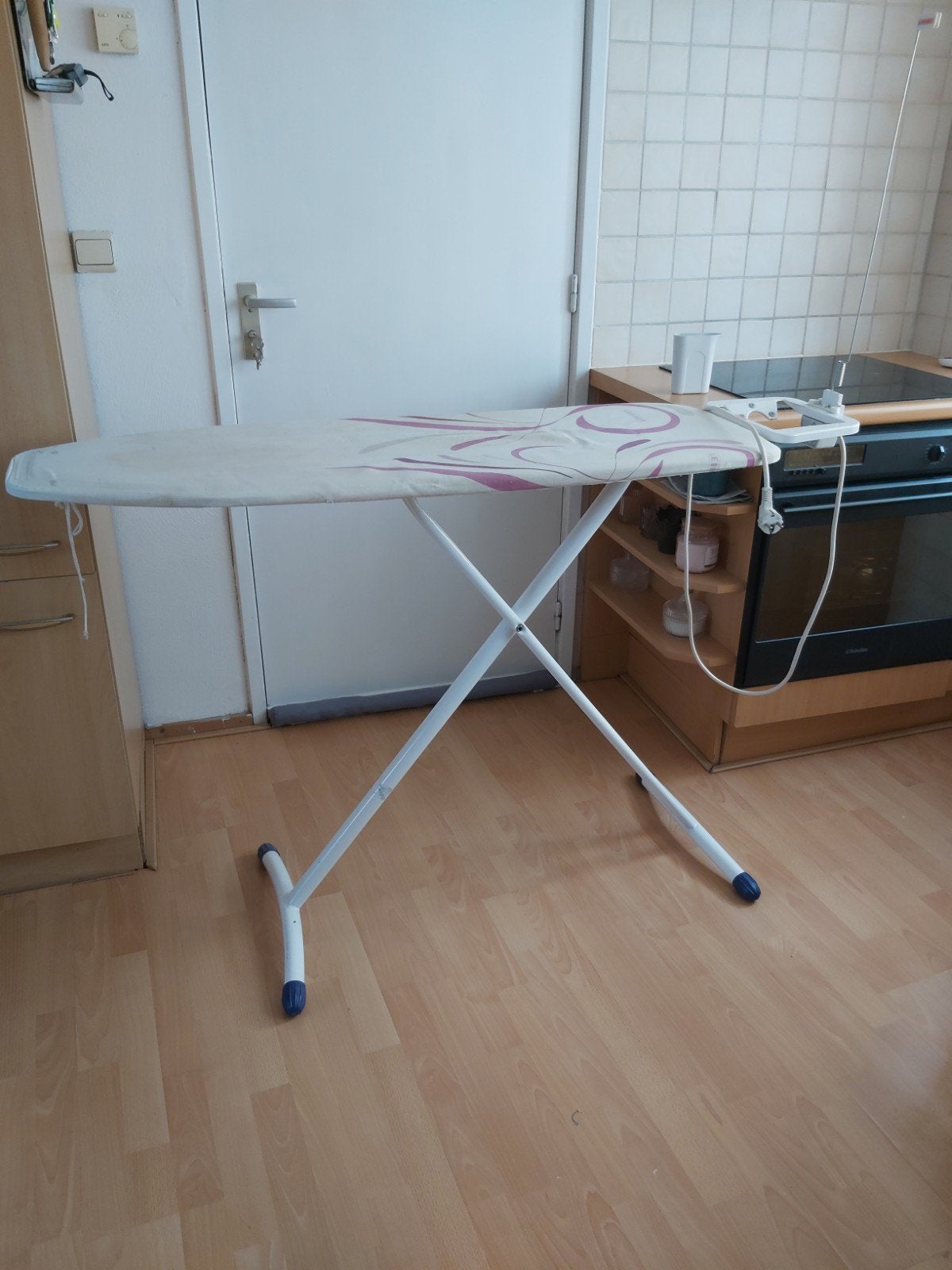 strijkplank met strijkijzerhouder en stopcontact Leifheit, Ophalen, Gebruikt