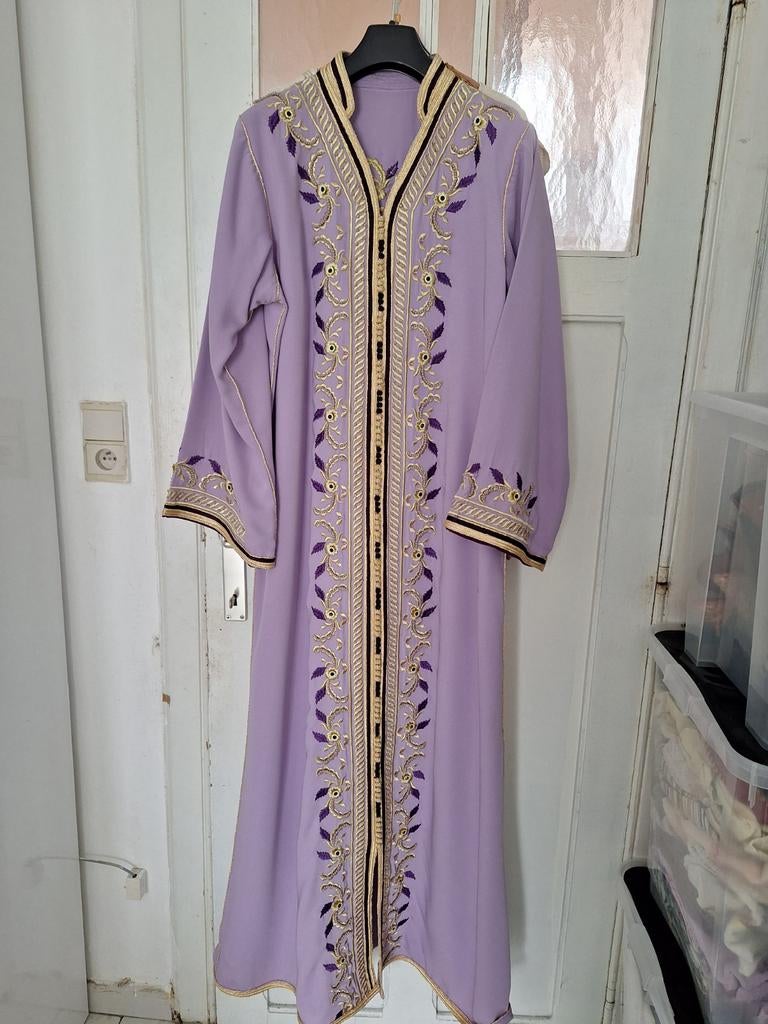 Caftan lila, Enlèvement