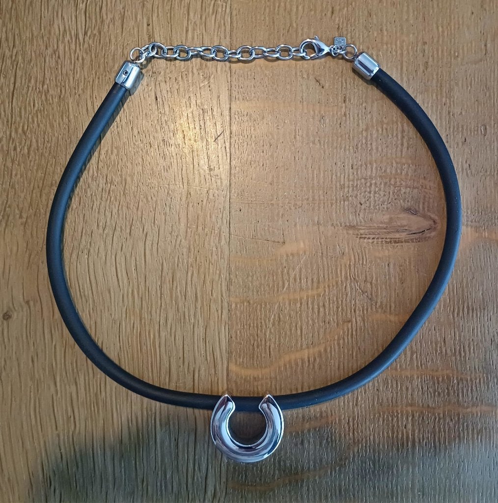 Victoria - collier ras du cou avec pendentif en acier, Enlèvement ou Envoi, Comme neuf, Synthétique, Avec pendentif