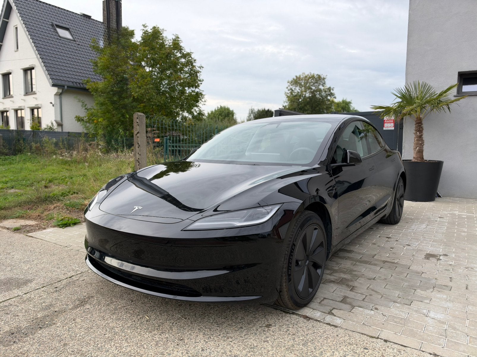 TESLA MODEL 3 2025 1ER PROPRIÉTAIRE 283CH 27.000KM, Auto's, Automaat, Zwart, Zwart, Leder
