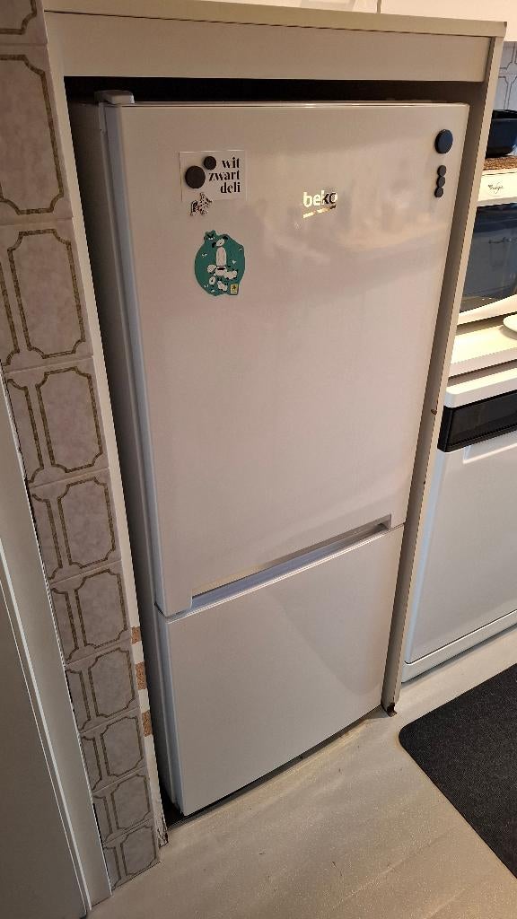 Beko koel-vriescombinatie RCSA210K30WN - Goede staat, Elektronische apparatuur, Ophalen, Gebruikt, 200 liter of meer, 160 cm of meer