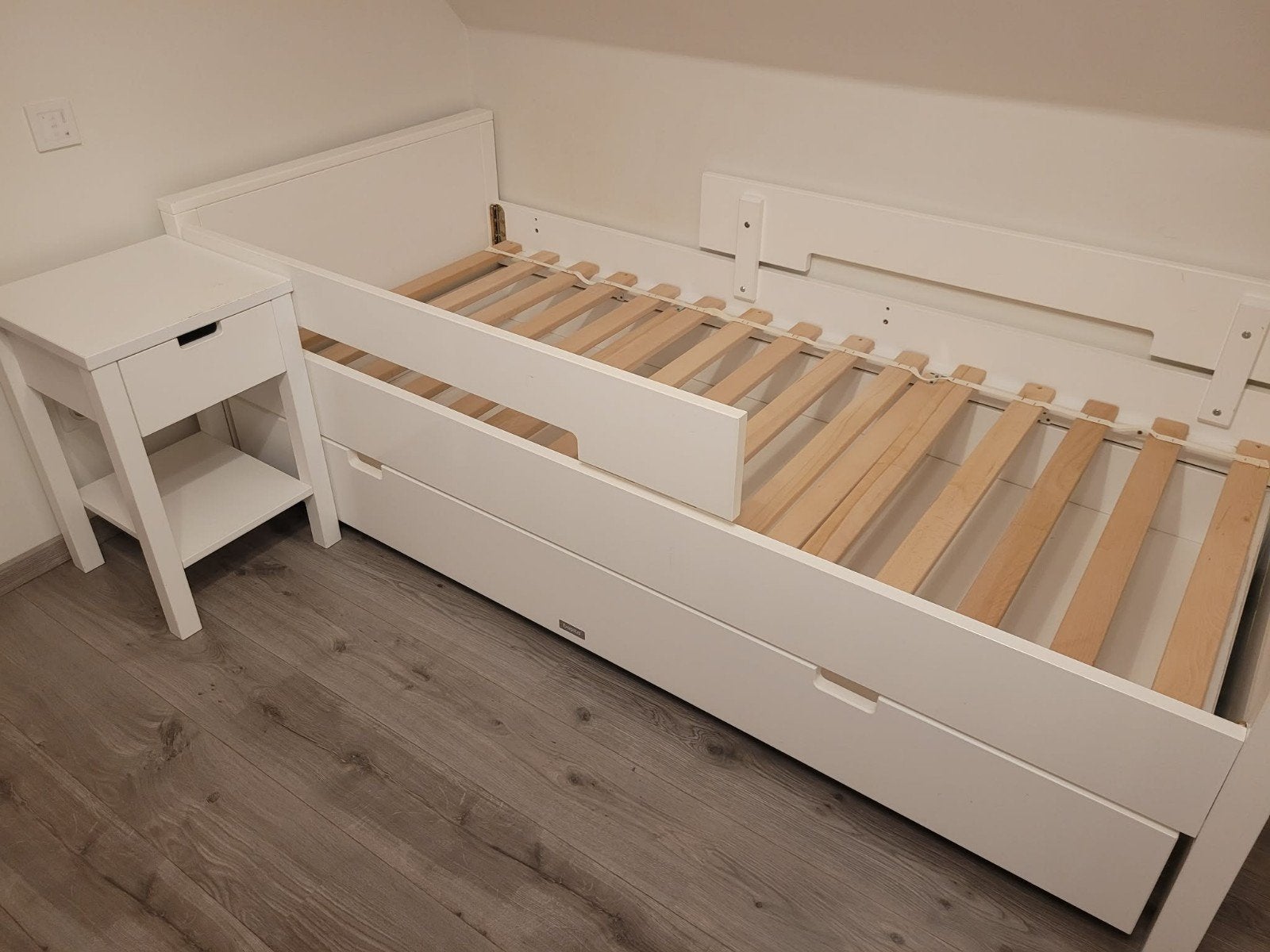 Bopita bed, met schuif eronder en nachtkastje., Ophalen, Matras