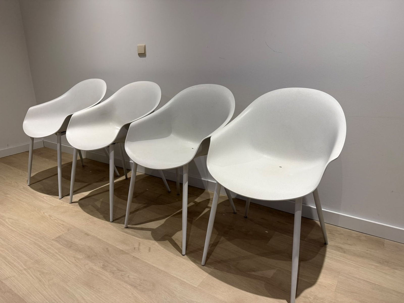 Set van 4 moderne witte kuipstoelen – €80, Ophalen, Zo goed als nieuw
