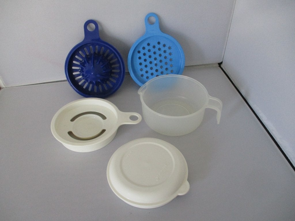 tupperware koksmaat rasp citruspers bekertje met schenktuit, Huis en Inrichting, Ophalen of Verzenden, Zo goed als nieuw, Blauw