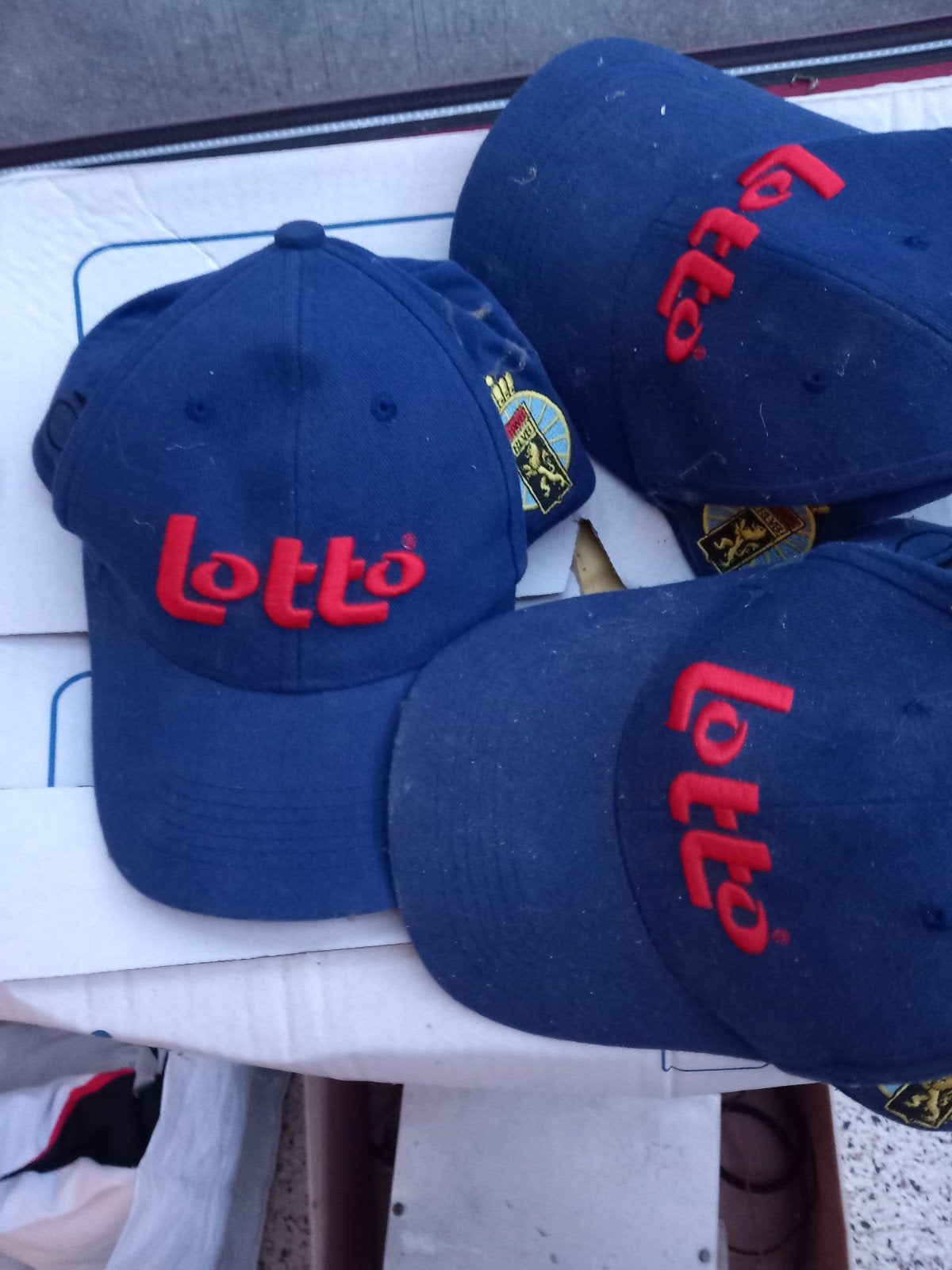3 Petten sponsor Lotto, Ophalen