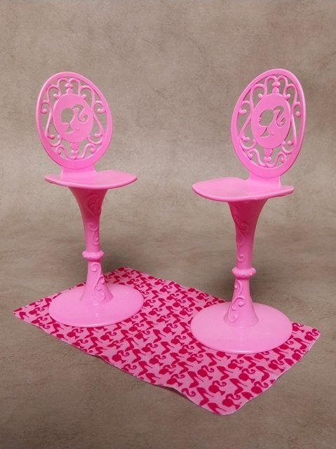 2 tabourets + tapis Barbie Glam Camper (2015), Enfants & Bébés, Jouets | Poupées, Enlèvement ou Envoi, Comme neuf, Barbie