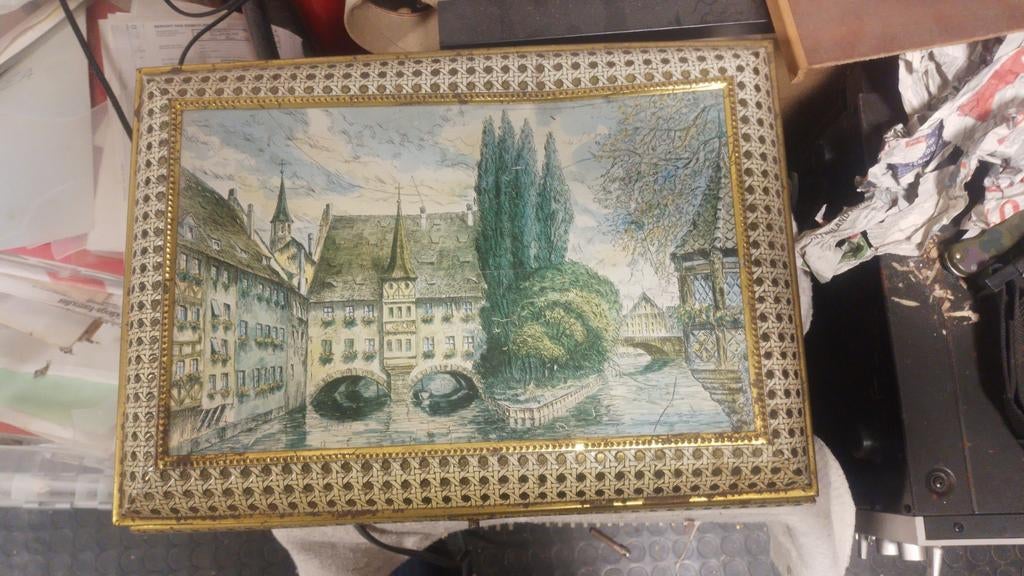 Lebkuchendose (boîte à pain d'épice) vintage d'Allemagne, Enlèvement