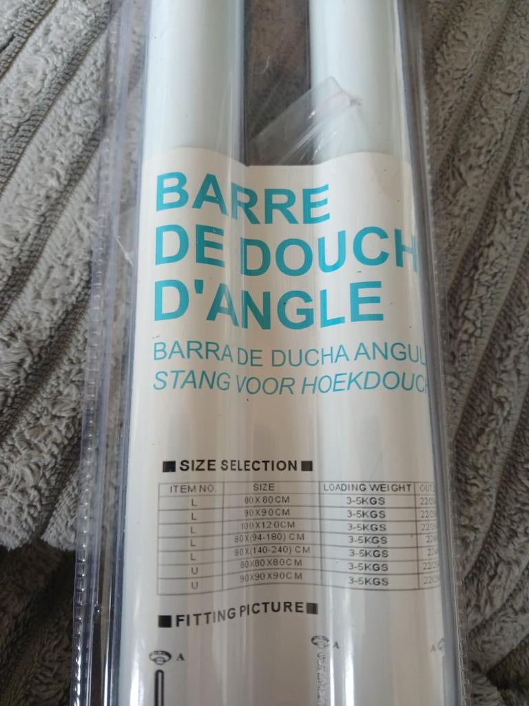 Barre de douche d'angle emballée +
Rideau + crochets NEUFS, Ophalen