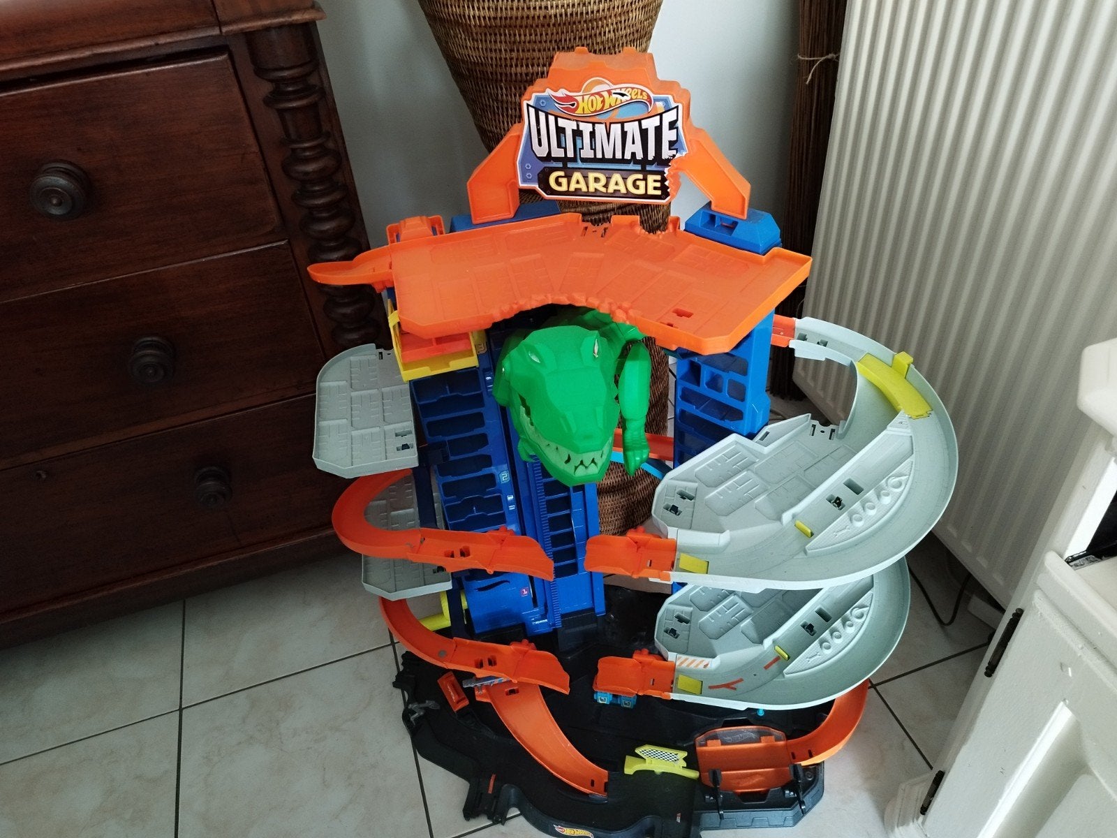 Hot Wheels garage met Dino, Ophalen, Zo goed als nieuw, Hot Wheels