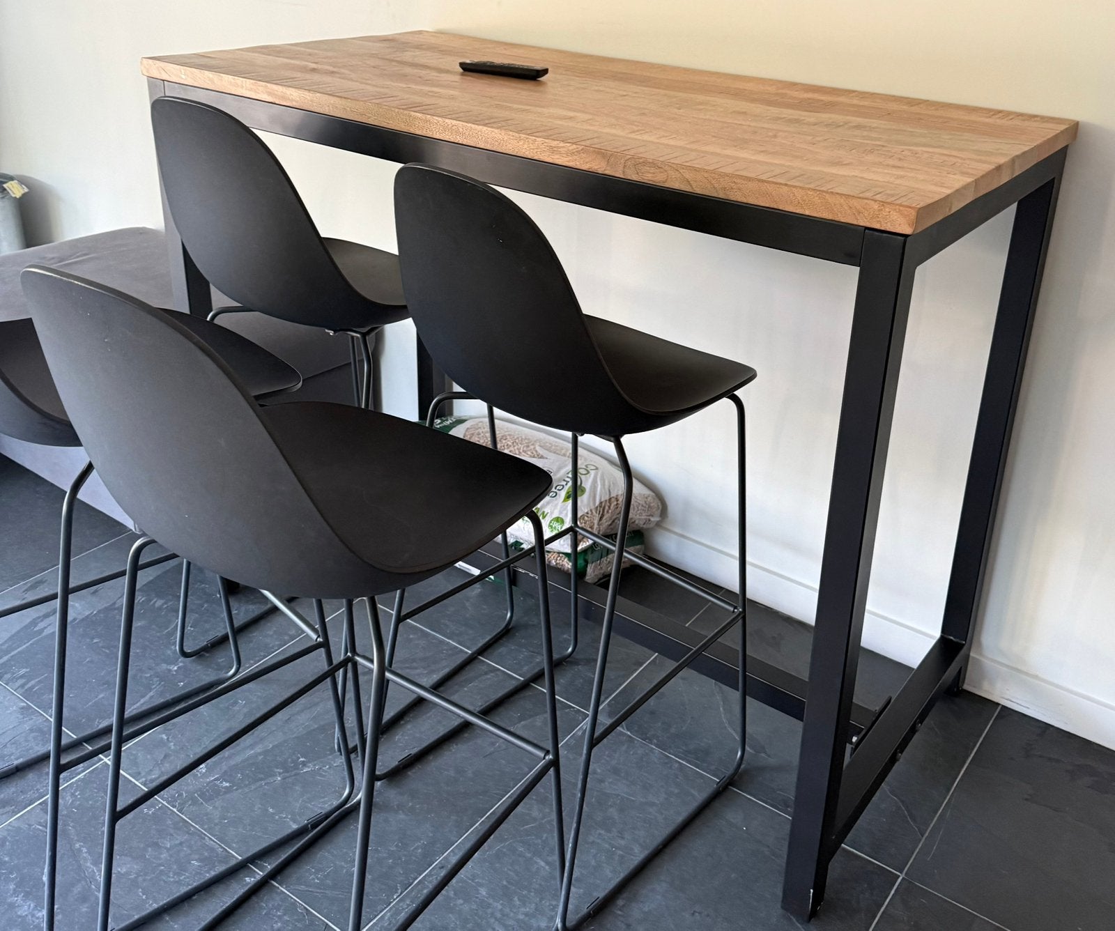 Massieve mango houten tafel met aluminium mat zwart frame, Ophalen, Zo goed als nieuw