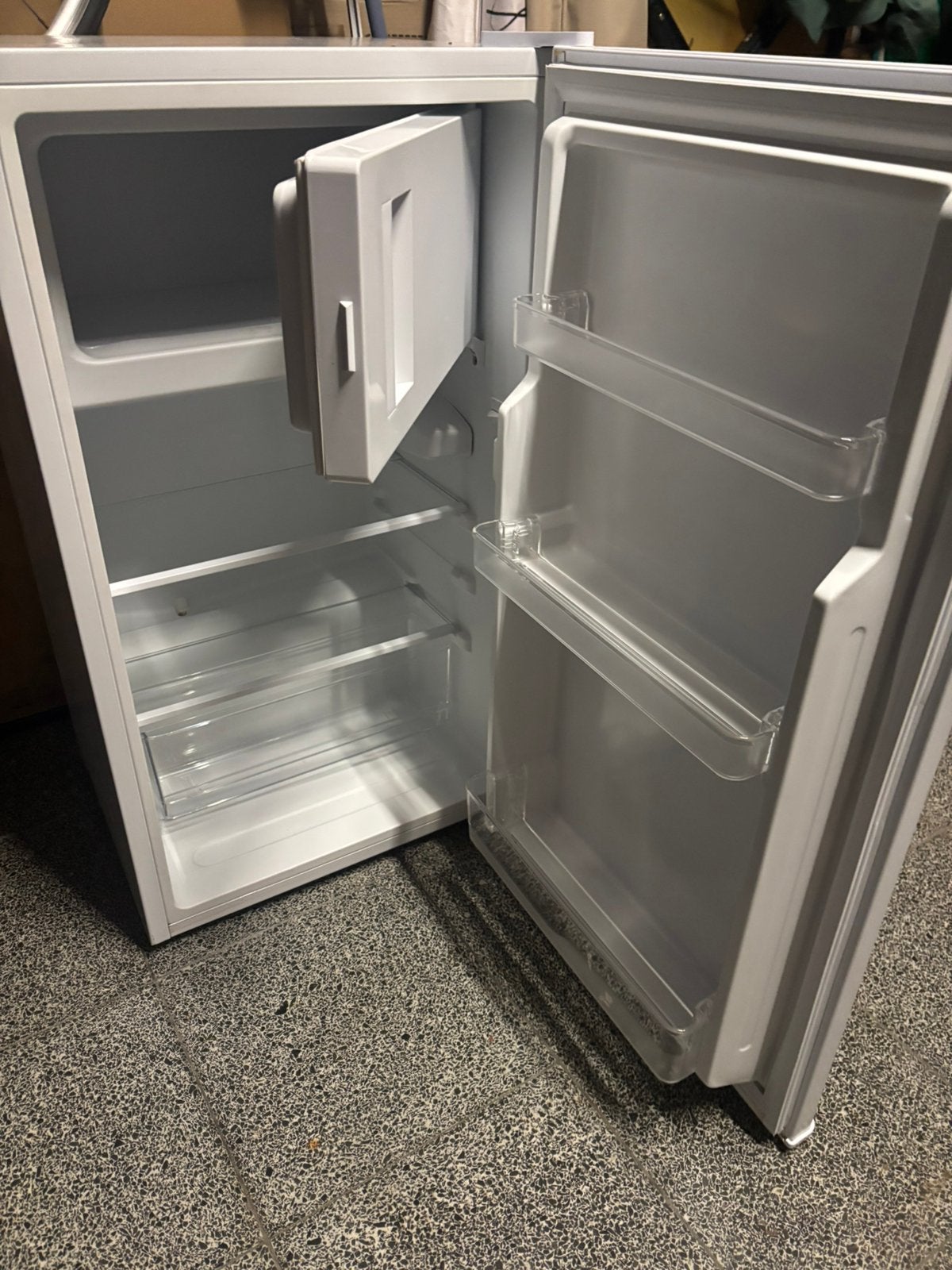 Friac klein model frigo met vriesvak , zeer mooie staat 2j, Ophalen, Zo goed als nieuw, Met vriesvak
