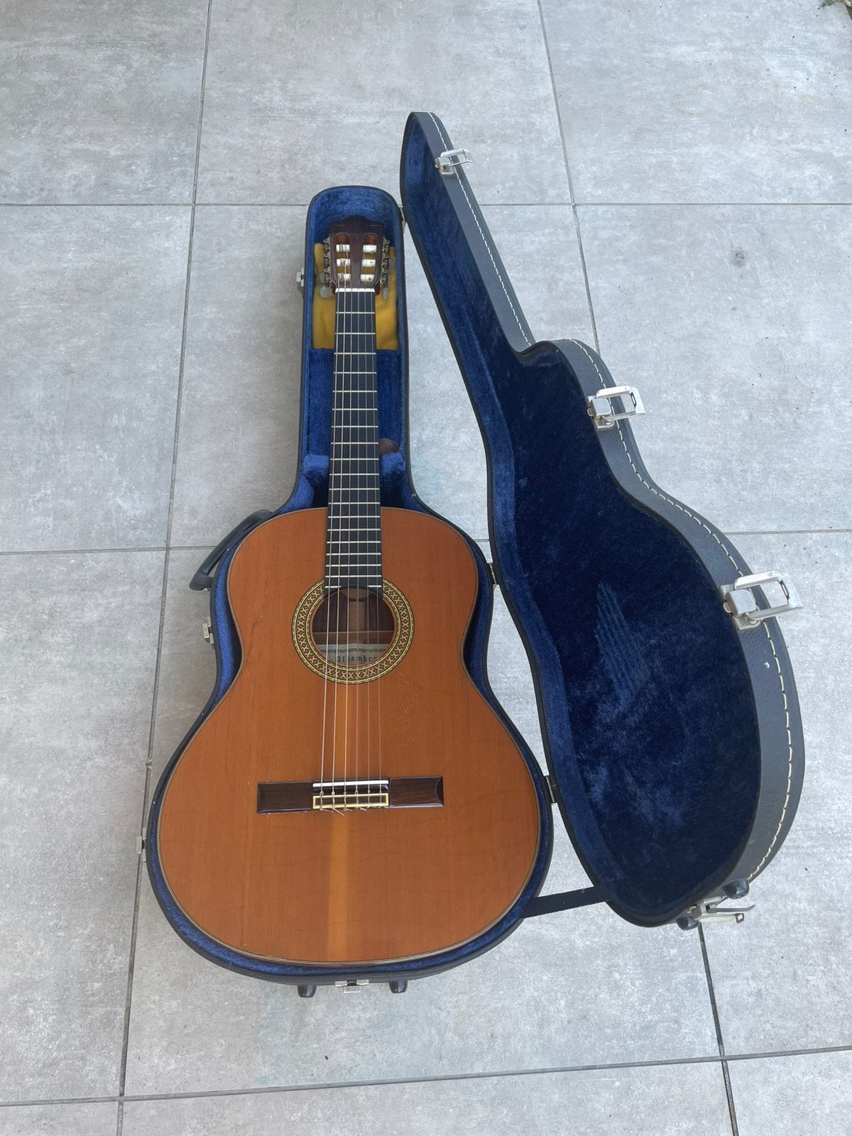 Alhambra 8C klassieke gitaar met case, Muziek en Instrumenten, Snaarinstrumenten | Gitaren | Akoestisch, Ophalen, Gebruikt, Klassieke of Spaanse gitaar