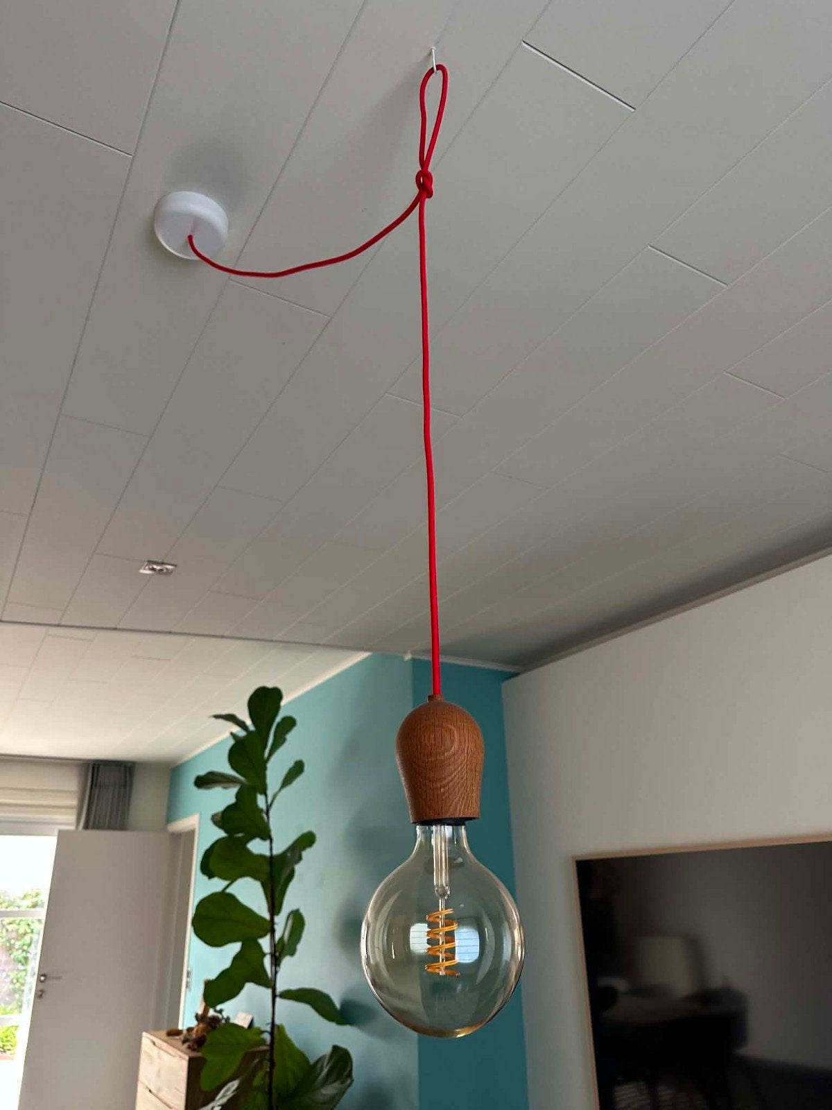 Hanglampfitting,Scandinavisch ontwerp met rood snoer., Huis en Inrichting, Lampen | Hanglampen, Ophalen, Hout