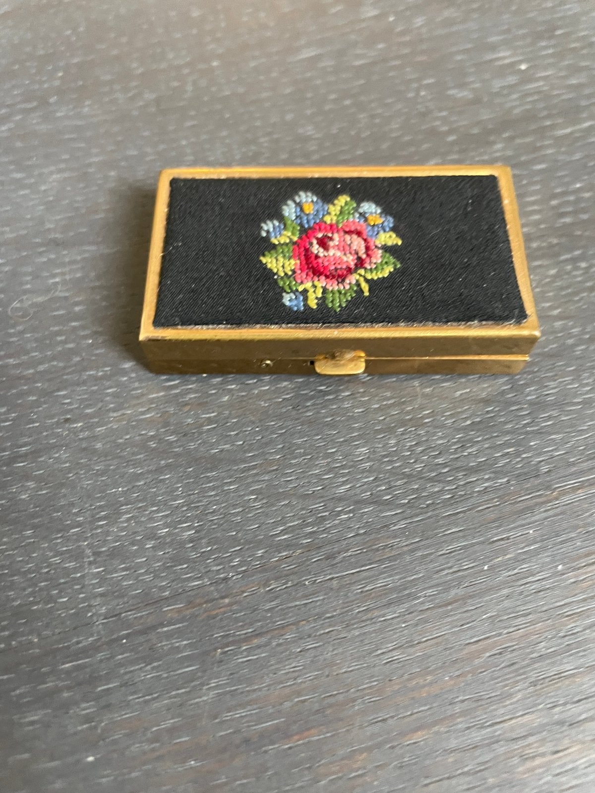 Antiek pillendoosje met borduurwerk, Ophalen of Verzenden
