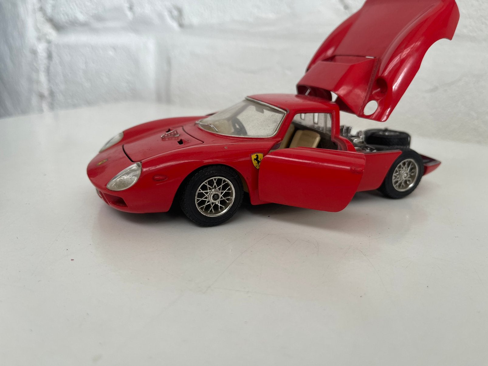 Bburago 1:24 Ferrari 250 Le Mans (1965) – Rood Metalen, Ophalen of Verzenden, Zo goed als nieuw