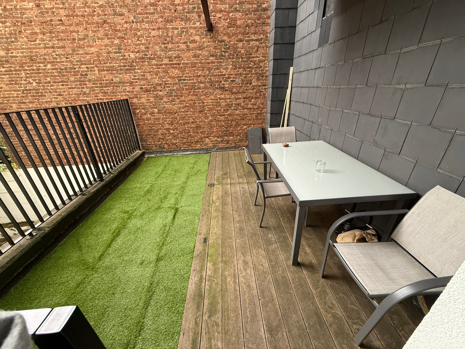 tafel en drie stoelen, Immo, Appartements & Studios à louer