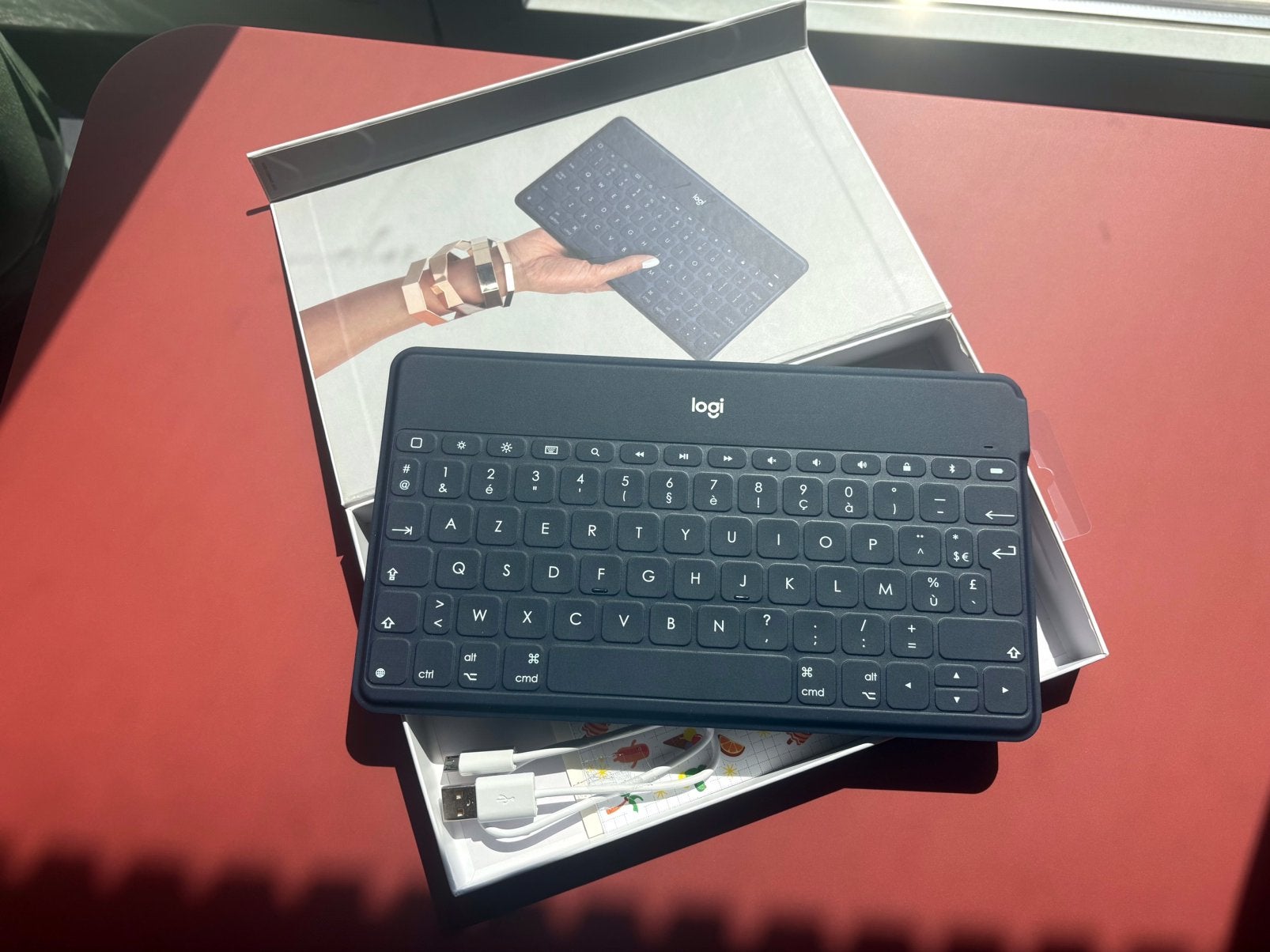 Clavier sans fil Logitech Keys to Go Azerty, Informatique & Logiciels, Enlèvement, Azerty, Comme neuf