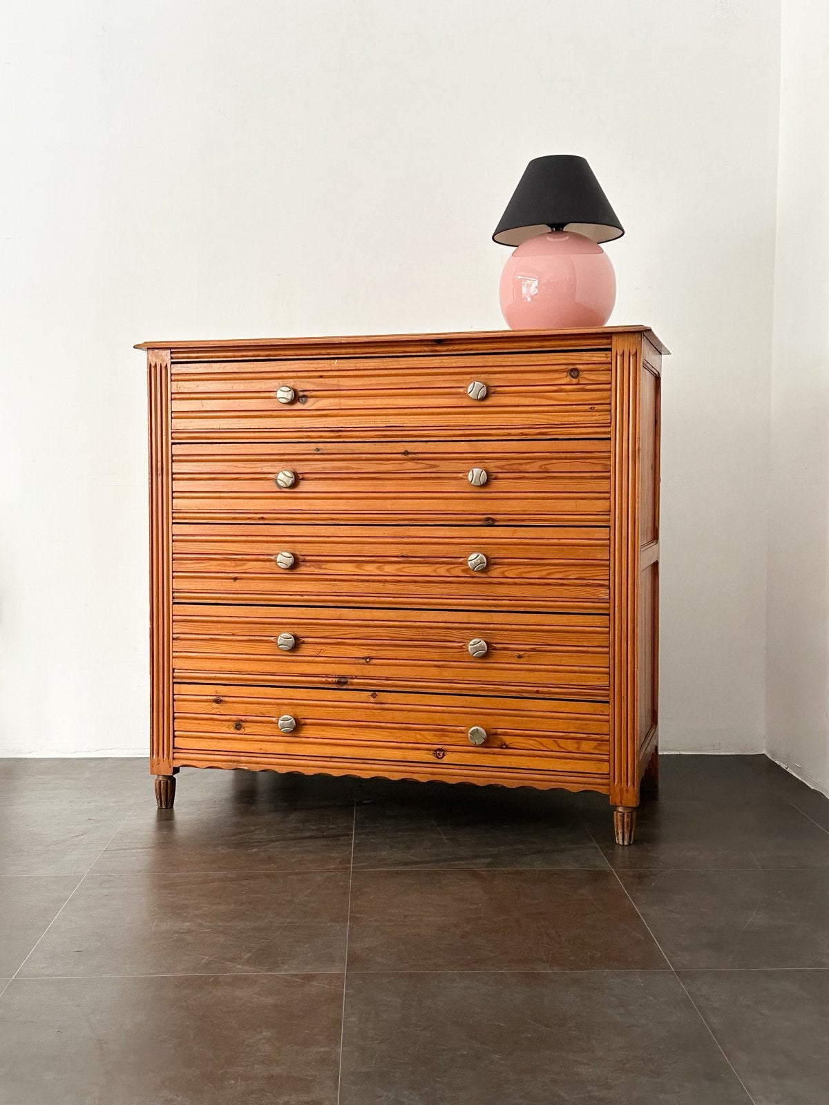 Grande commode 5 tiroirs en pin et ses pieds cannelés, Enlèvement, Comme neuf, Pin