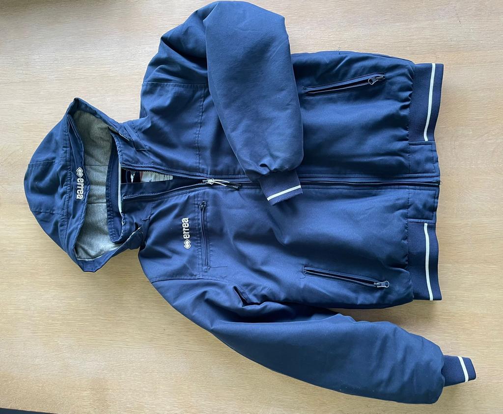 Veste de football Errea, Enlèvement