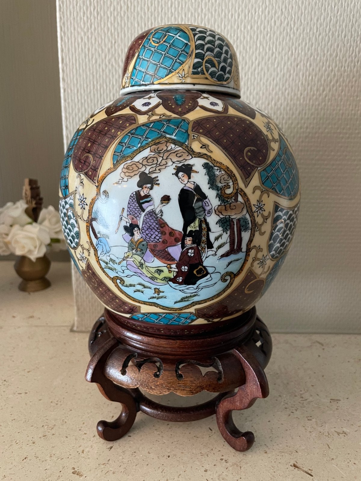 Vintage vaasje op houten voet, Ophalen