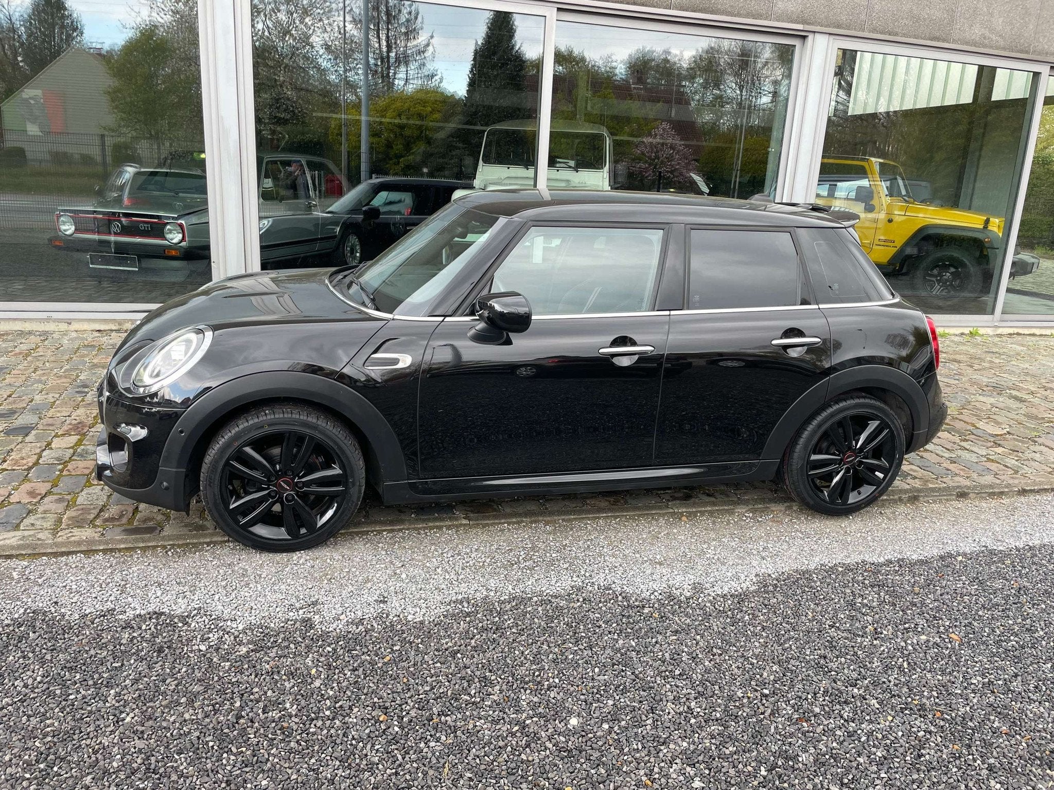 MINI Cooper 1.5 OPF (EU6d-TEMP) JWC (bj 2019), Stof, Gebruikt, 136 pk, Zwart