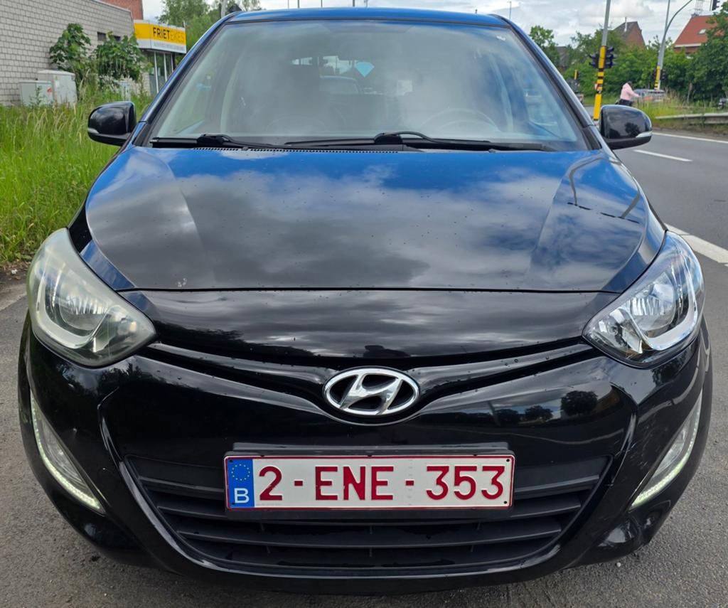 Hyundai i20 1.1 crdi GO Editie met open dak., Auto's, Hyundai, Voorwielaandrijving, Zwart, Leder en Stof, Zwart