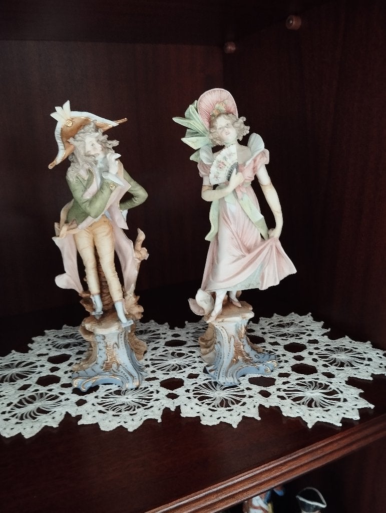 2 statuettes couple fidalgos en porcelaine, Antiquités & Art, Enlèvement ou Envoi