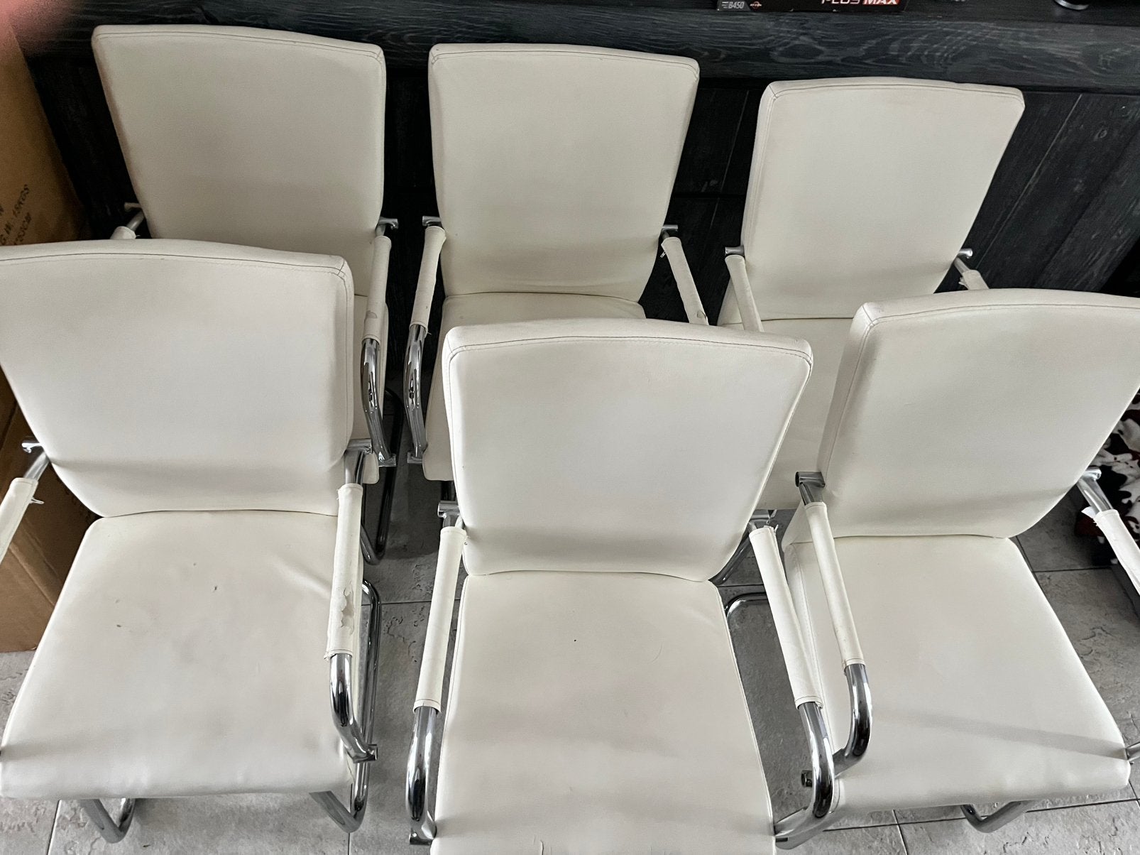Lot de 6 chaises blanches à vendre – état correct, Maison & Meubles, Enlèvement, Autres matériaux, Blanc, Cinq, Six Chaises ou plus