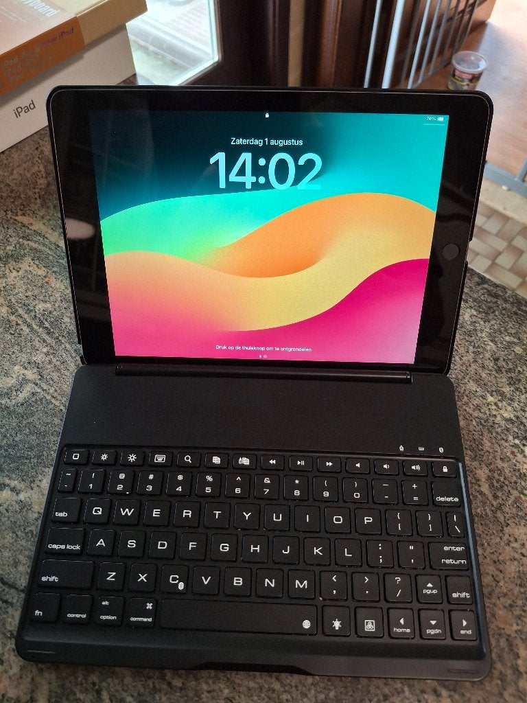 iPad 6e Generatie (32GB - Wi-Fi) + Wireless QWERTY Keyboard, 32 GB, Apple iPad, Zo goed als nieuw, Wi-Fi