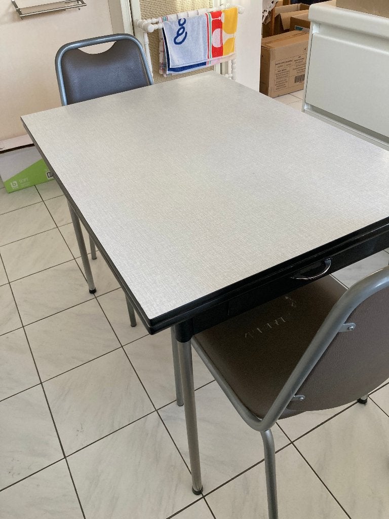 keukentafel formica met 2 stoelen, Huis en Inrichting, Ophalen, Overige materialen, Gebruikt, 100 tot 150 cm