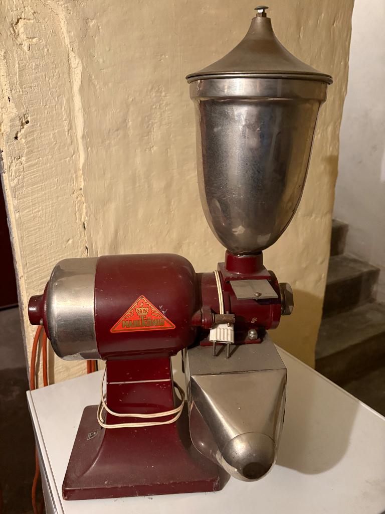 Antieke koffiemolen, Ophalen