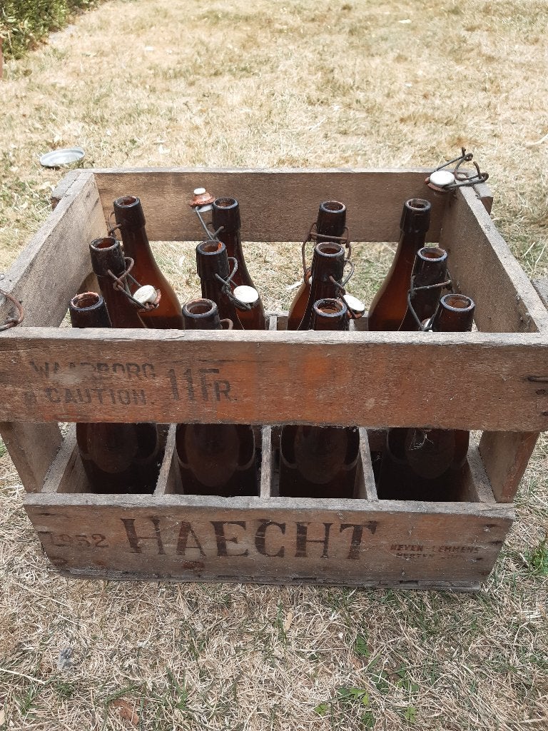 oude bierbak Haecht 1952 en flessen met porseleinen dop, Verzamelen, Ophalen