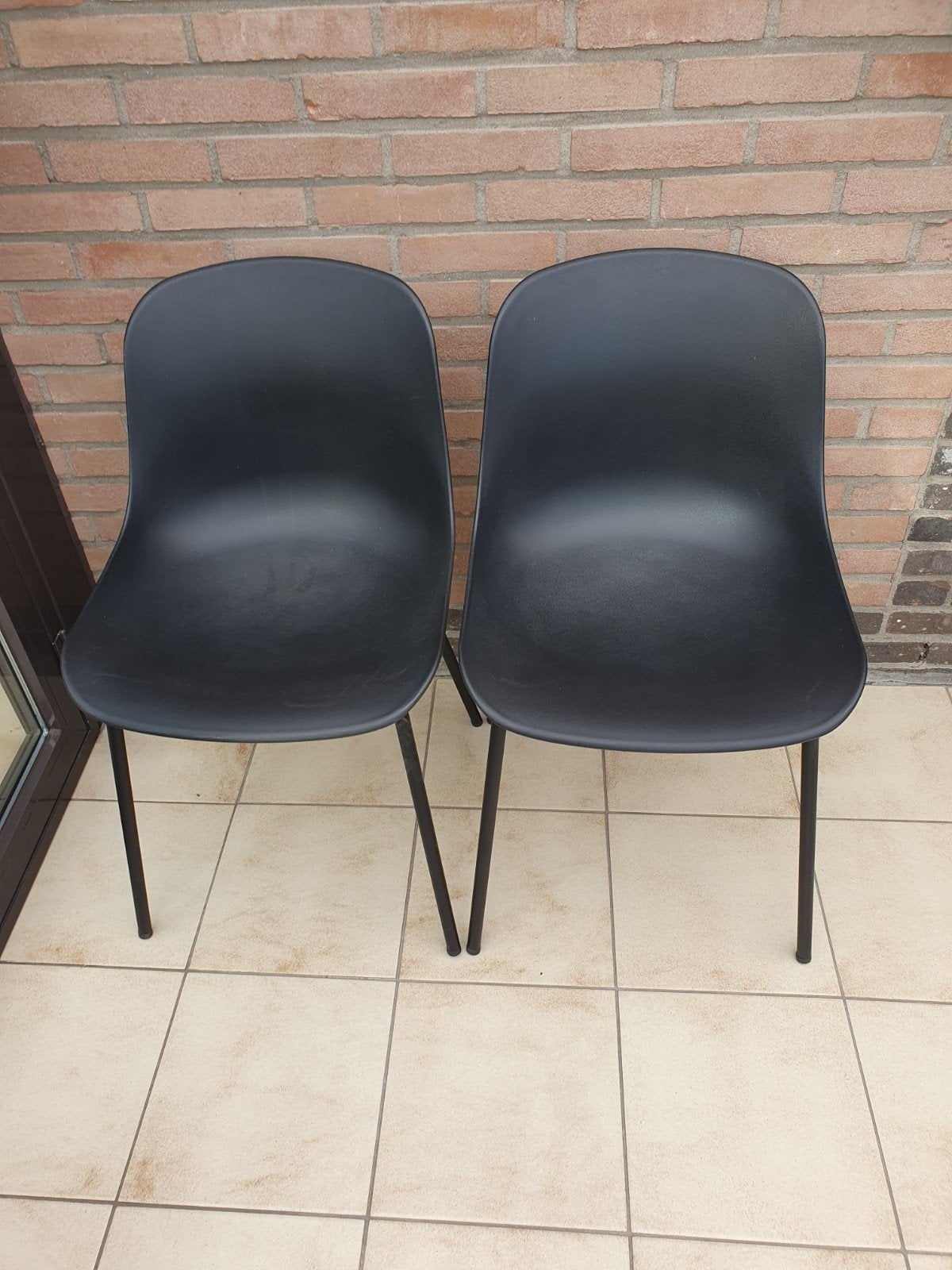 2 zwarte kunststoffen stoelen, Maison & Meubles, Chaises, Enlèvement, Utilisé, Noir, Deux