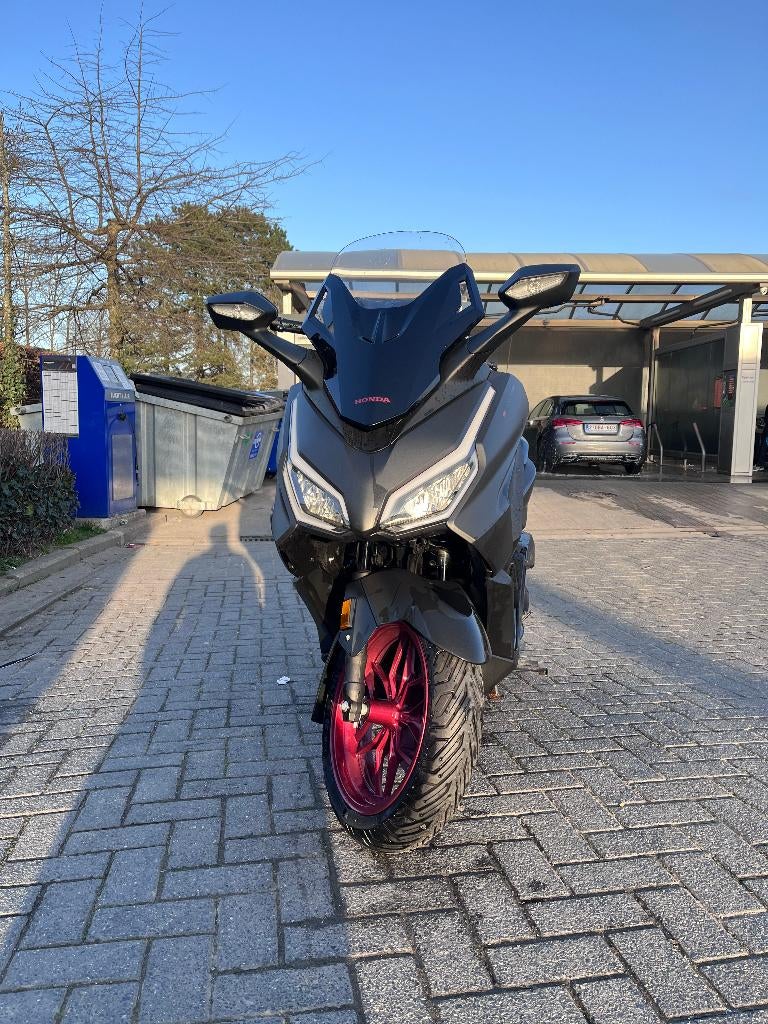 Honda Forza 125 2023 noir mat, Motos, Scooter, Contrôle de traction, Particulier, 125 cm³