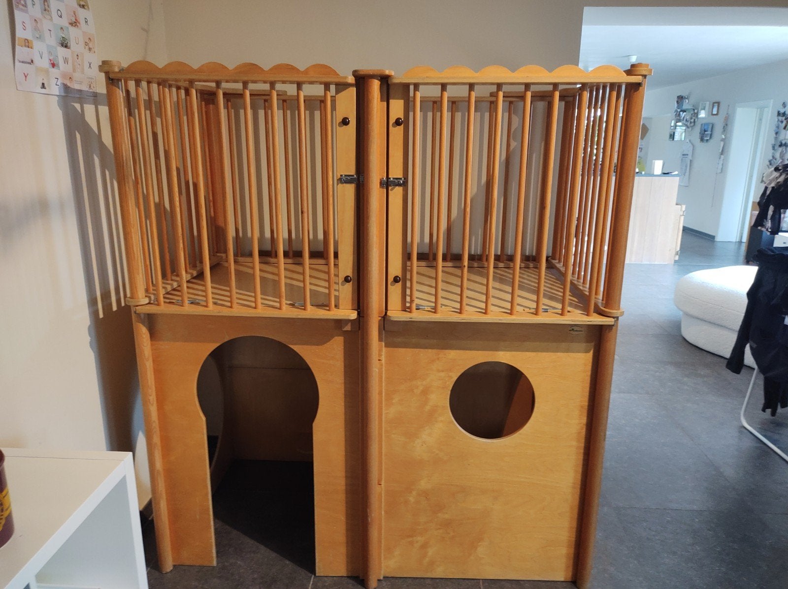 Verhoogd park met speelhuisje onderaan., Ophalen, Gebruikt