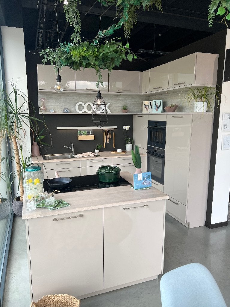 Cuisine équipée d’exposition – avec électroménagers, Maison & Meubles, Cuisine | Cuisines complètes, Bois, Enlèvement, Crème, Cuisine d'angle