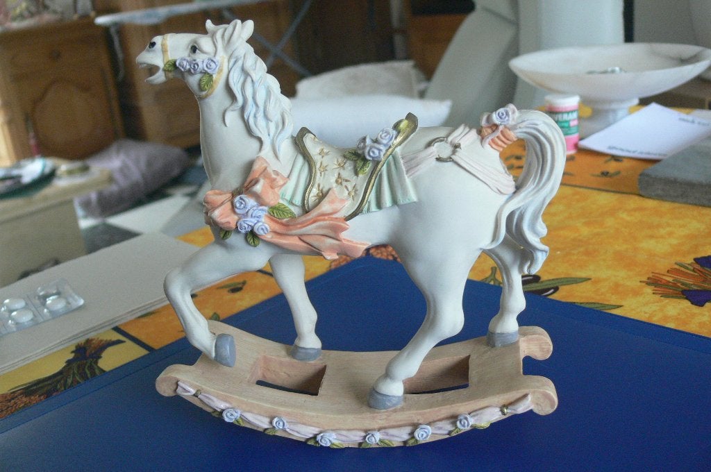 Cheval à bascule déco & vintage en porcelaine anglaise., Antiquités & Art, Enlèvement ou Envoi