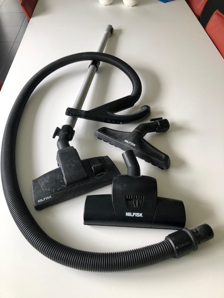 Brosses et tube Aspirateur Nilfisk, 1600 à 2000 watts, Enlèvement, Utilisé, Convient aux sols durs